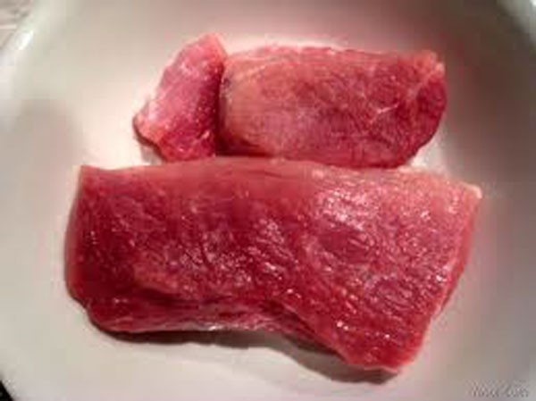 9. Thịt nạc Thịt là một nguồn tuyệt vời của protein chất lượng cao, đặc biệt là thịt nạc (thịt đỏ) vì chúng có hàm lượng chất béo rất thấp. Đặc biệt là thịt heo và thịt bò – ngoài chứa nhiều protein chúng còn chứa rất nhiều choline.